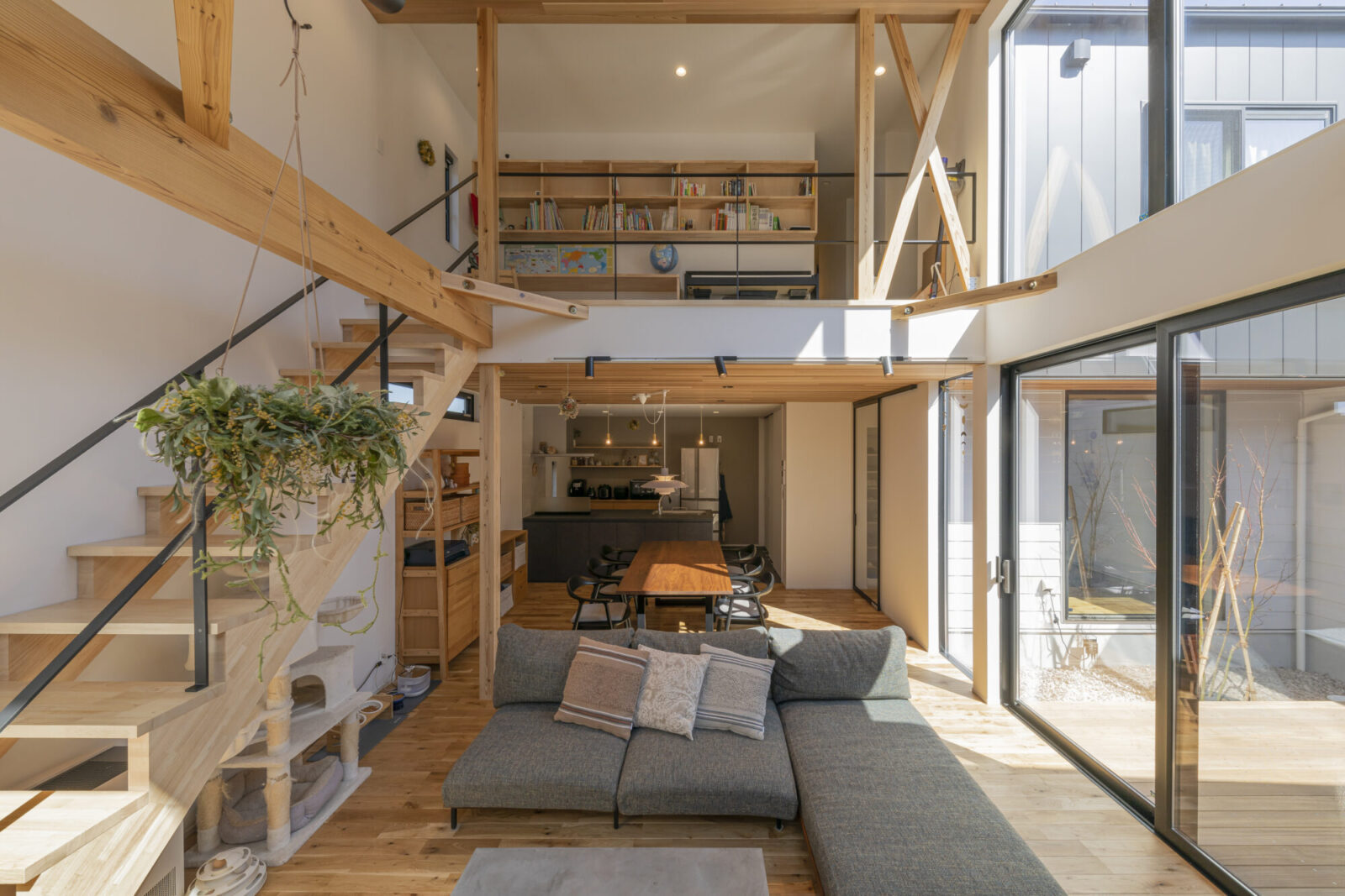 【木目の連なりで魅せる】板張り天井のデザイン集