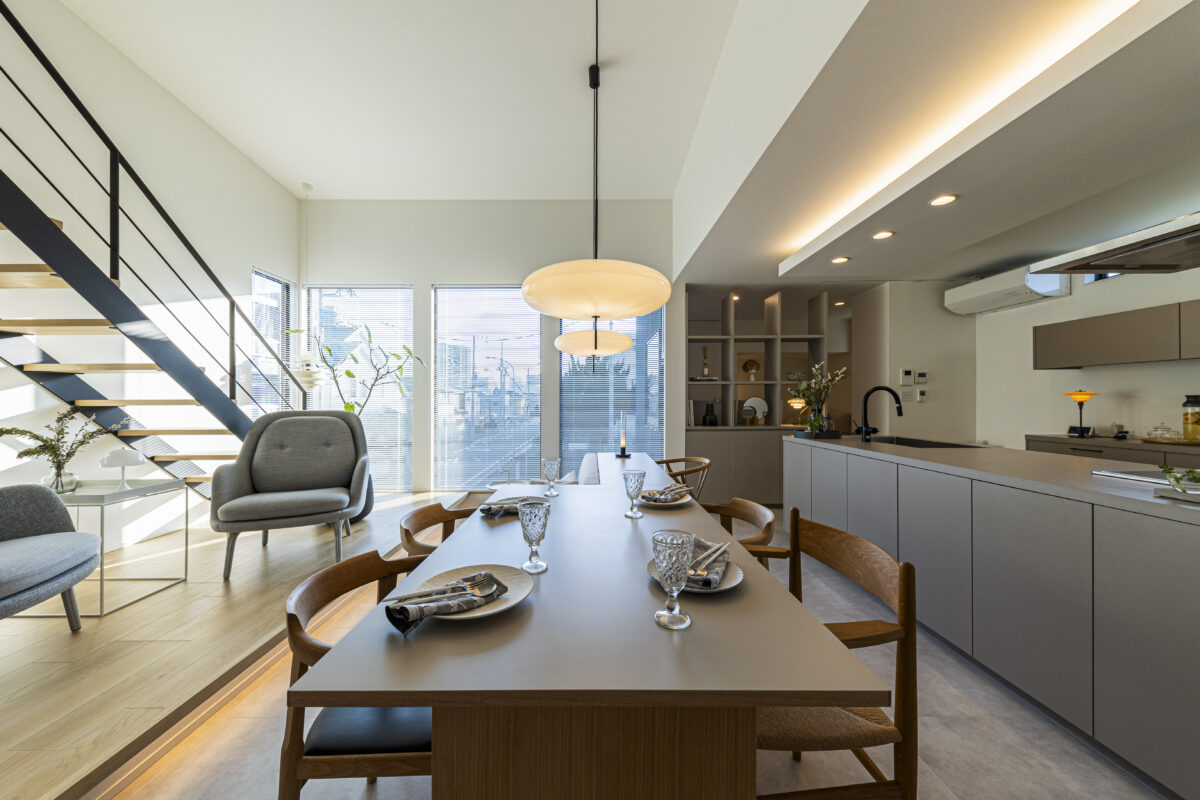 凛と佇む二世帯住宅